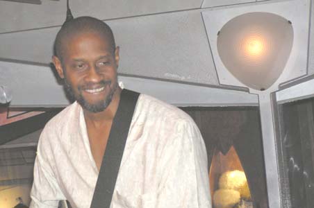 Tim Russ playing music in Quark's Bar, Las Vegas 2003